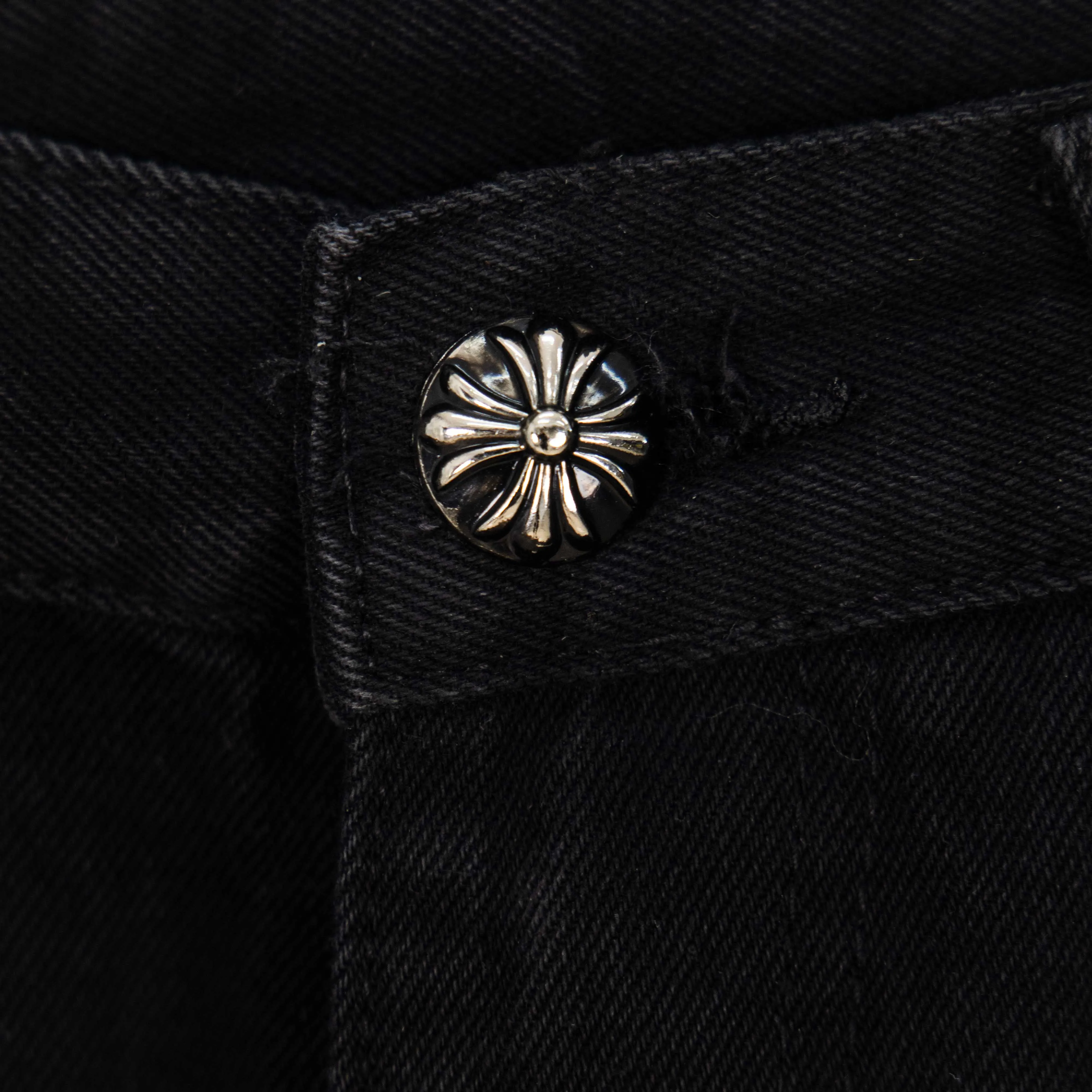 P260 Chrome Hearts Black Pants, Sanskrit Blue and White Multi-Leather Jeans. CH jeans need to be washed and then disassembled and hand-stitched with sheepskin cross leather and then spliced ​​together. The whole piece has too many craftsmanship to explain. The patchwork is decorated with cross patterns and the high-waisted washed jeans! ! Absolutely high-end luxury products, god-level single products and super popular products, made with top heavy industry, a must-see magic weapon. Customized hardware. The fabric is thick and soft after washing. It has good breathability. Customized small leather label. Unique design. The details are simple and elegant, and the workmanship is exquisite. The entire trousers are neatly routed and the details are in place! It’s so cool that both men and women can easily control the genderless trend! Style number: 1801# Color: black Size: 28 30 32 34
